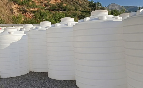 化工液体储存注意事项——选对PE雄关区塑料桶避免安全隐患