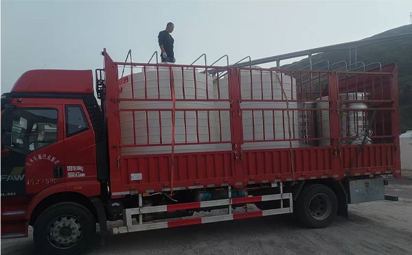 雄关区立式运输桶安排发货现场